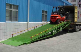 货柜车登车桥怎么选：跨高度装卸的工程逻辑与厂商实力解读